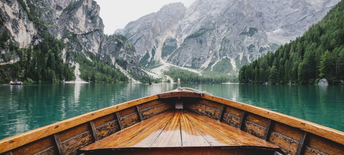 Vue automnale sur la côte basque, mer agitée et ciel d'orage