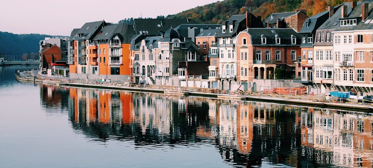 Arcades et maisons colorées de Bayonne sous la pluie, reflets dans les pavés