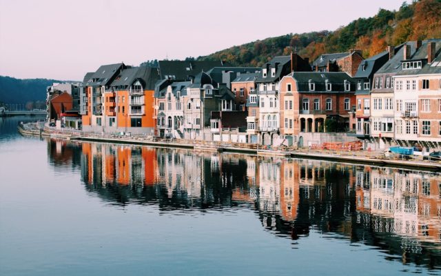 Arcades et maisons colorées de Bayonne sous la pluie, reflets dans les pavés