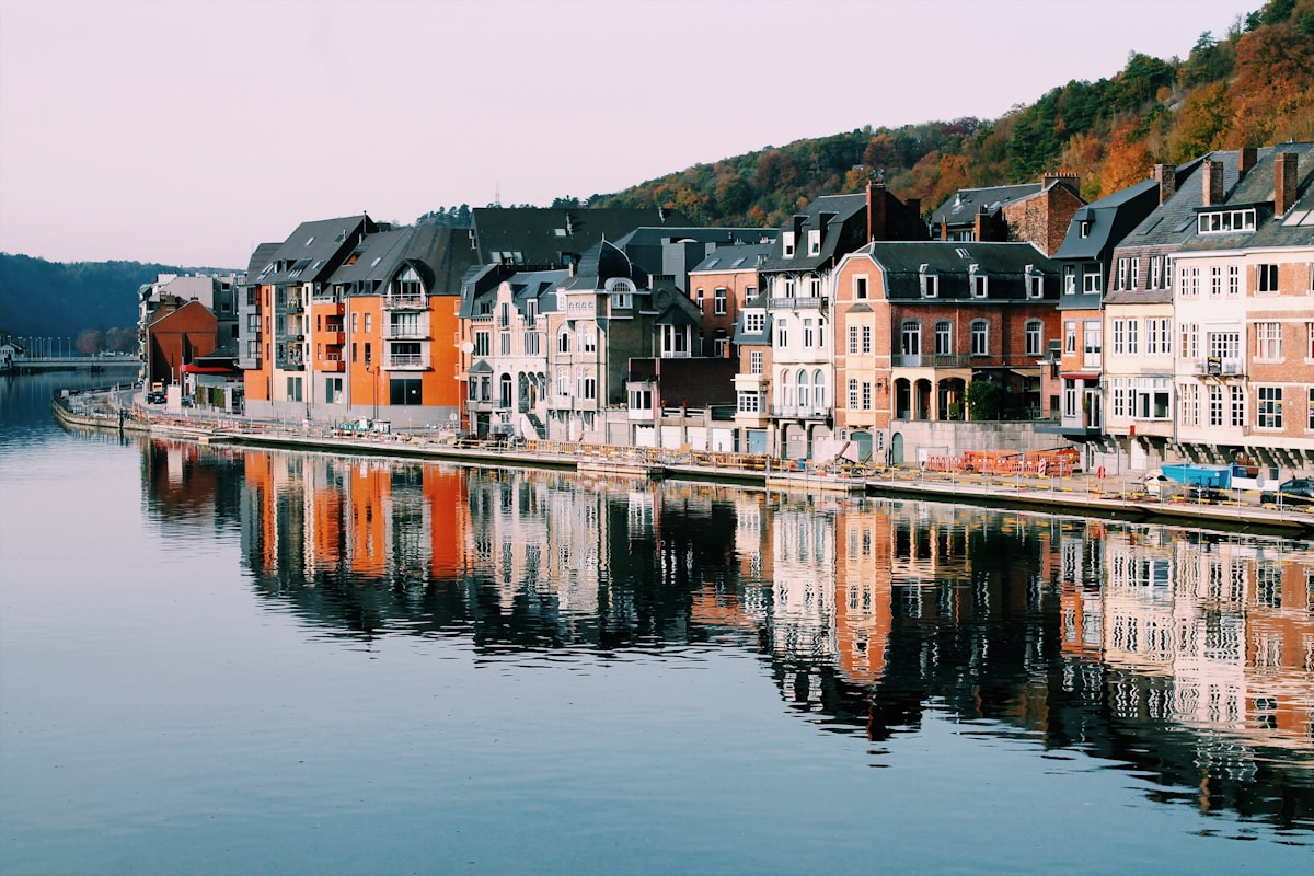Arcades et maisons colorées de Bayonne sous la pluie, reflets dans les pavés