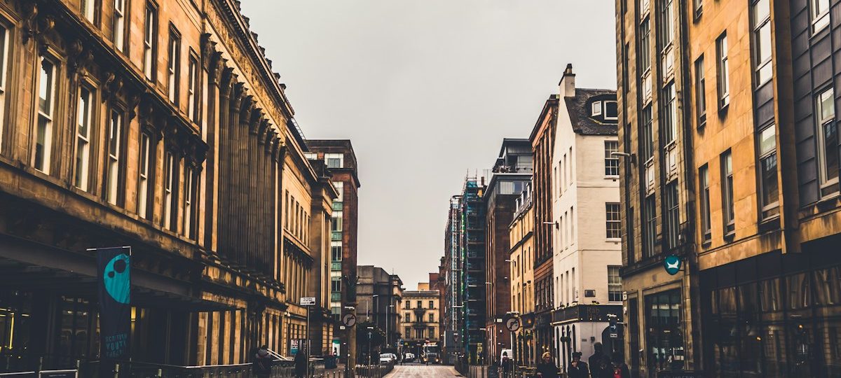 Marché de Noël illuminé avec chalets en bois et lanternes dorées