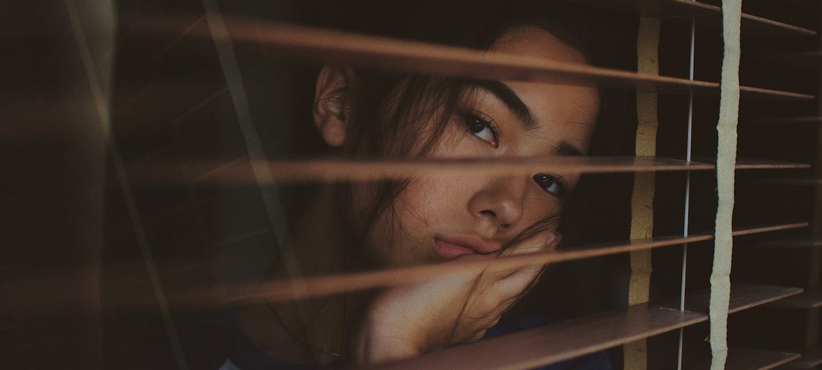 Vieille ville médiévale fortifiée avec remparts et rues pavées