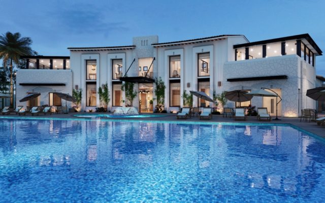 Façade d'un palace Belle Époque au bord de l'Atlantique, lumière dorée