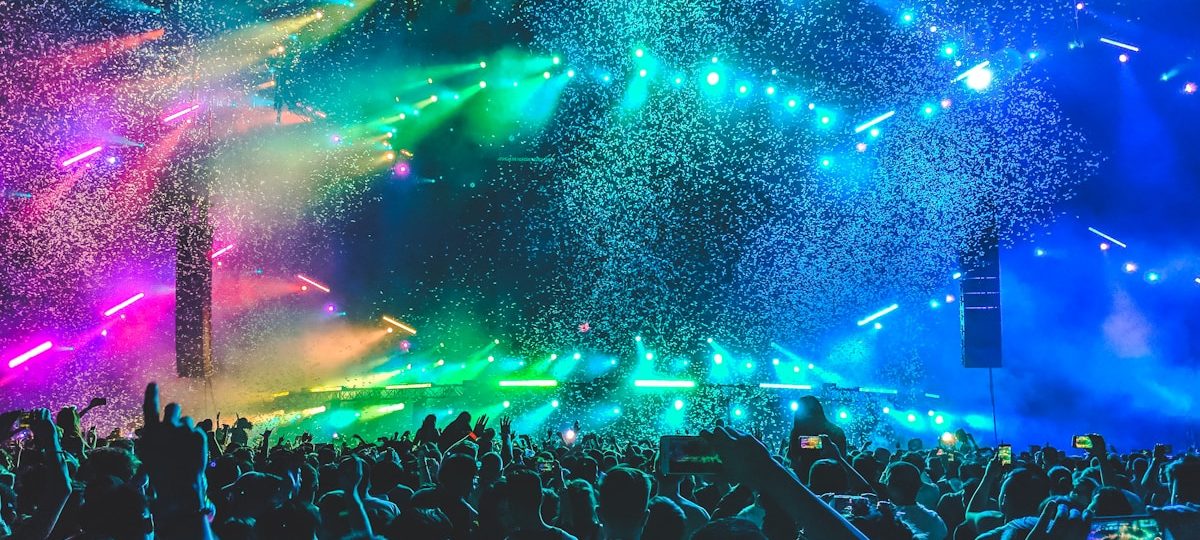 Braderie de rue animée, stands et passants