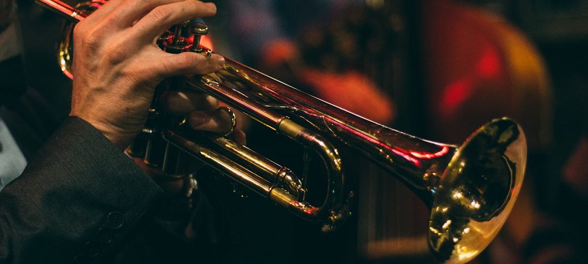 Concert choral dans une église, lumières et chœurs