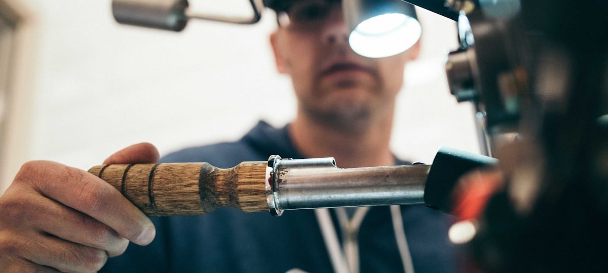 Ruelle pavée et maisons colorées d'une ville du Pays Basque espagnol