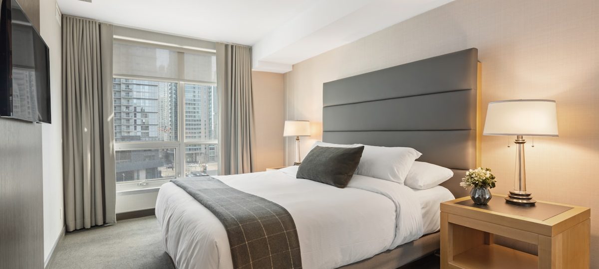 Chambre élégante hôtel Kemaris Biarritz, design contemporain et tons naturels