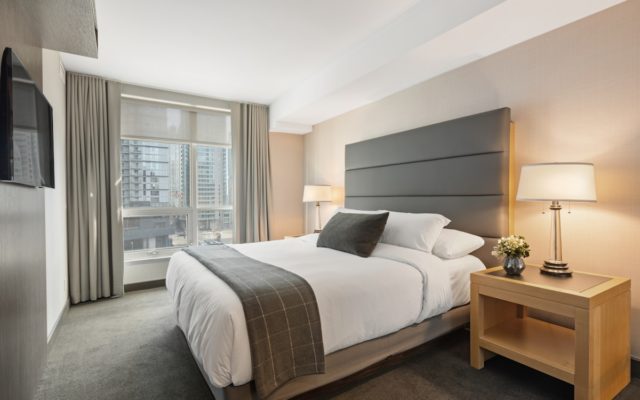 Chambre élégante hôtel Kemaris Biarritz, design contemporain et tons naturels