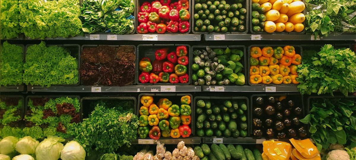Étal de légumes colorés au marché des producteurs