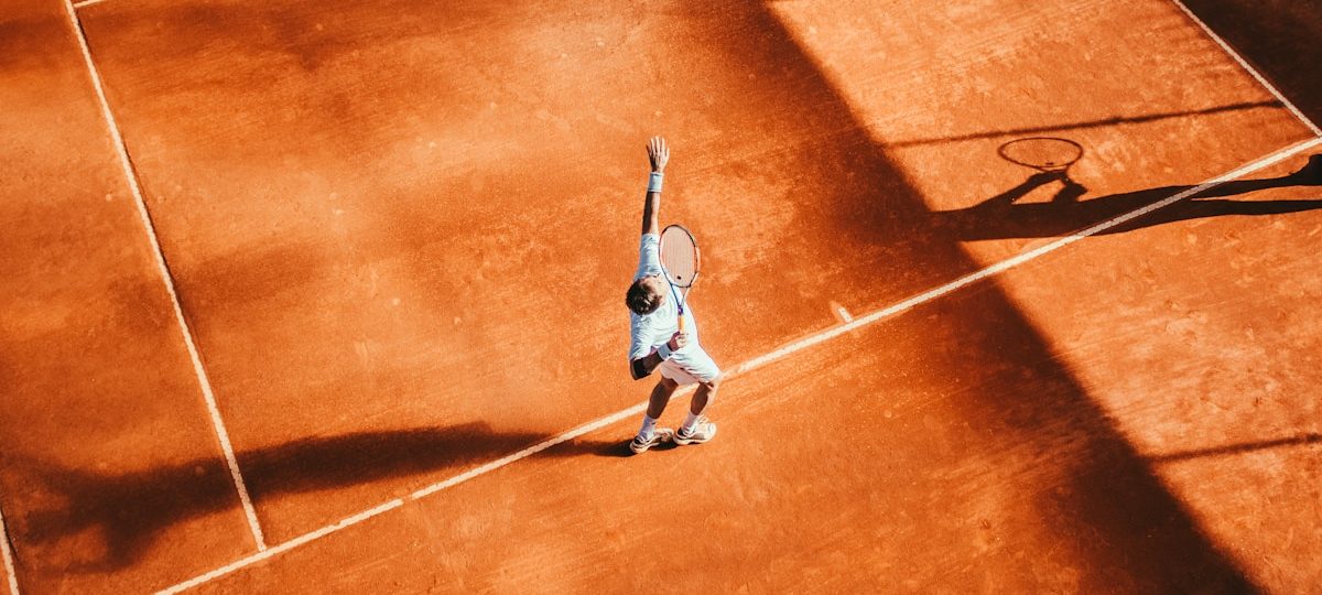 Joueurs de pelote basque sur un fronton