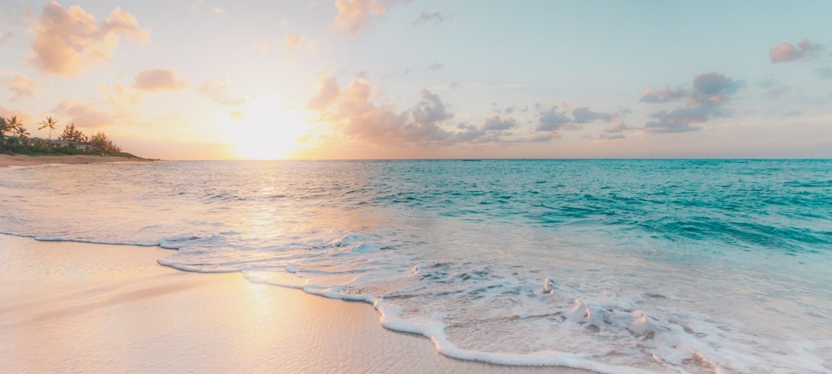 Côte rocheuse et mer bleue à Biarritz