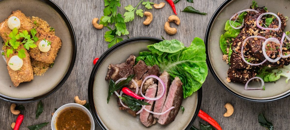 Poulet basque mijoté aux poivrons rouges et tomates, plat traditionnel fumant