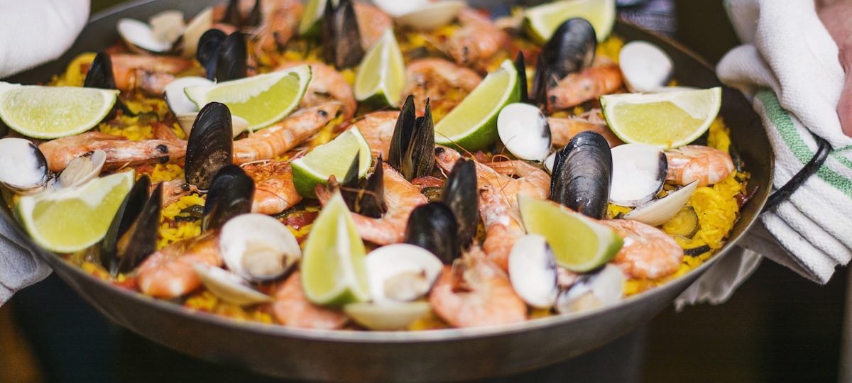 Tapas et vins espagnols sur un comptoir de bodéga