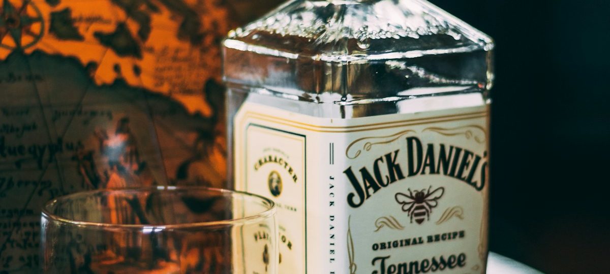 Soirée afterwork, verres de whisky et ambiance chaleureuse de bodéga