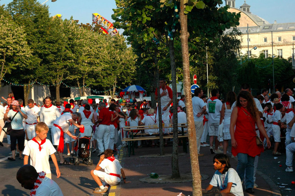 Festayres en blanc et rouge dans les rues de Bayonne pendant les Fêtes