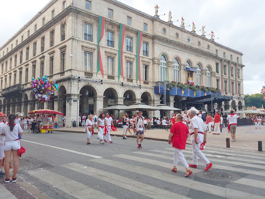 Hôtel de Ville de Bayonne pavoisé place de la Liberté pendant les Fêtes