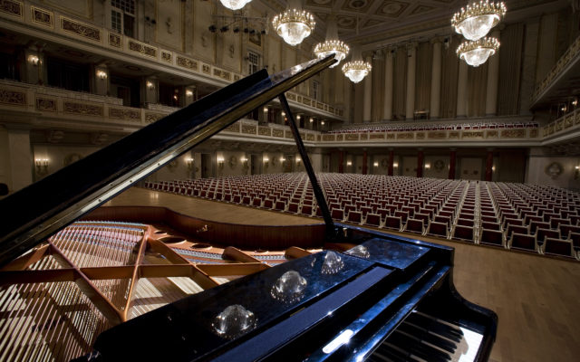 Piano à queue sur la scène d’une grande salle de concert