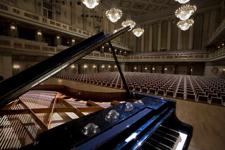 Piano à queue sur la scène d’une grande salle de concert