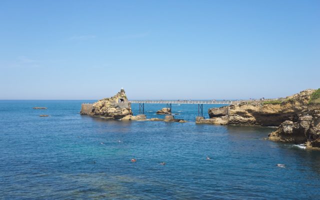 Le Rocher de la Vierge et sa passerelle métallique à Biarritz