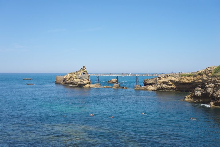 Le Rocher de la Vierge et sa passerelle métallique à Biarritz