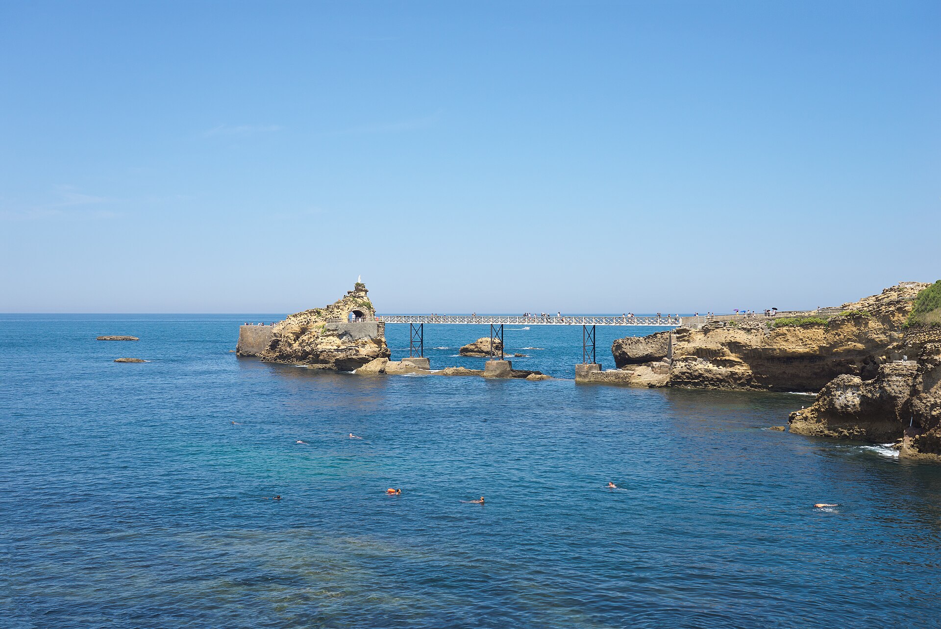 Le Rocher de la Vierge et sa passerelle métallique à Biarritz
