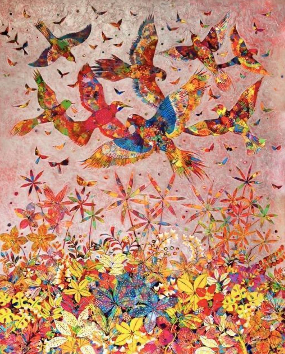 Oiseaux au plumage multicolore en vol au-dessus d’un parterre de fleurs