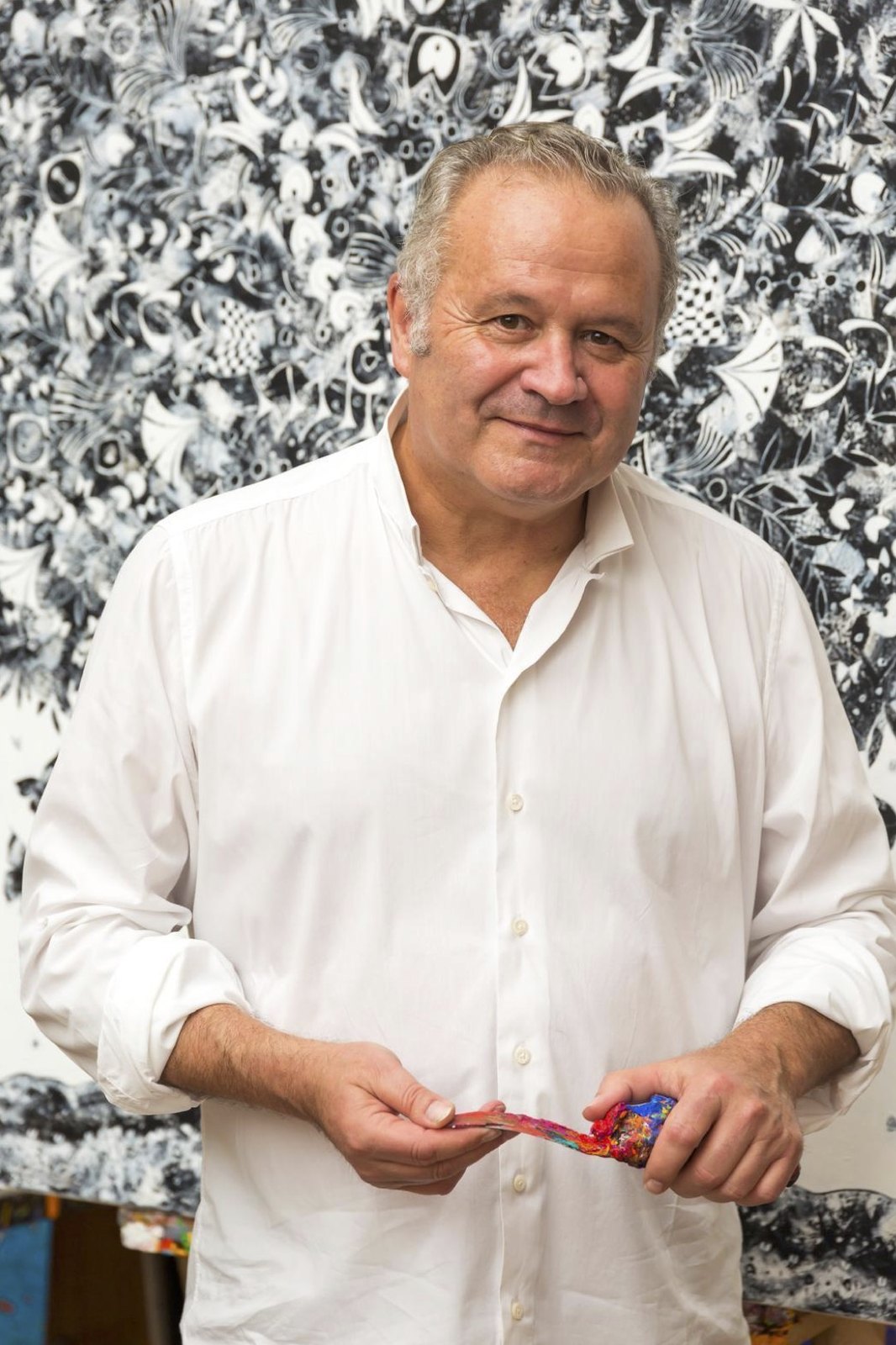 Jean-François Larrieu dans son atelier devant une toile en noir et blanc